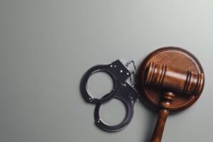 handcuffs and a judge's gavel, common items used during auto accident cases prosecuted by Kenneth G Egan